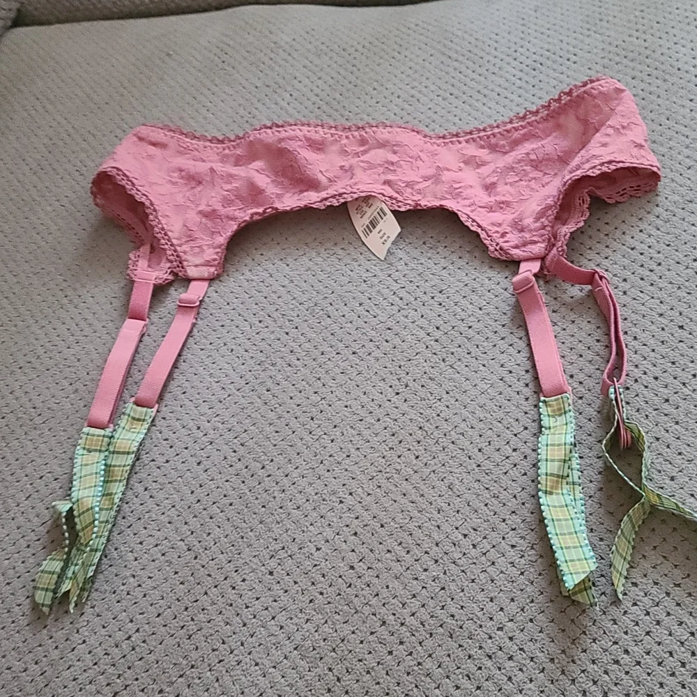 ❤️10/$10 New Victoria's secret garter belt slash through tag to prevent …